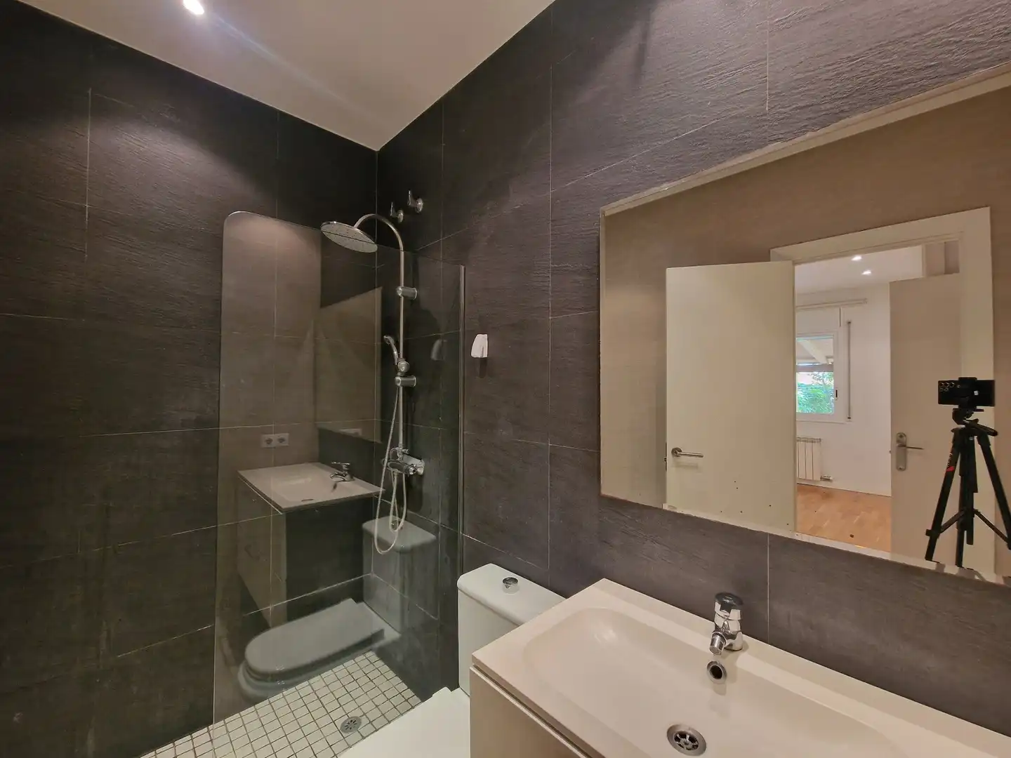 Bathroom of Ground floor for sale in Girona  with Air Conditioner, Heating and Terrace