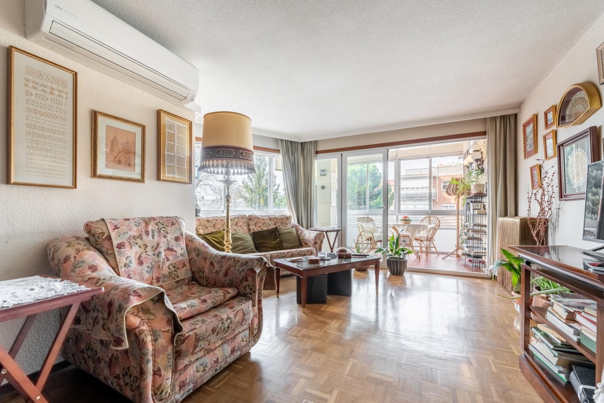 Sala de estar de Piso en venta en  Madrid Capital con Parquet, Terraza y Trastero