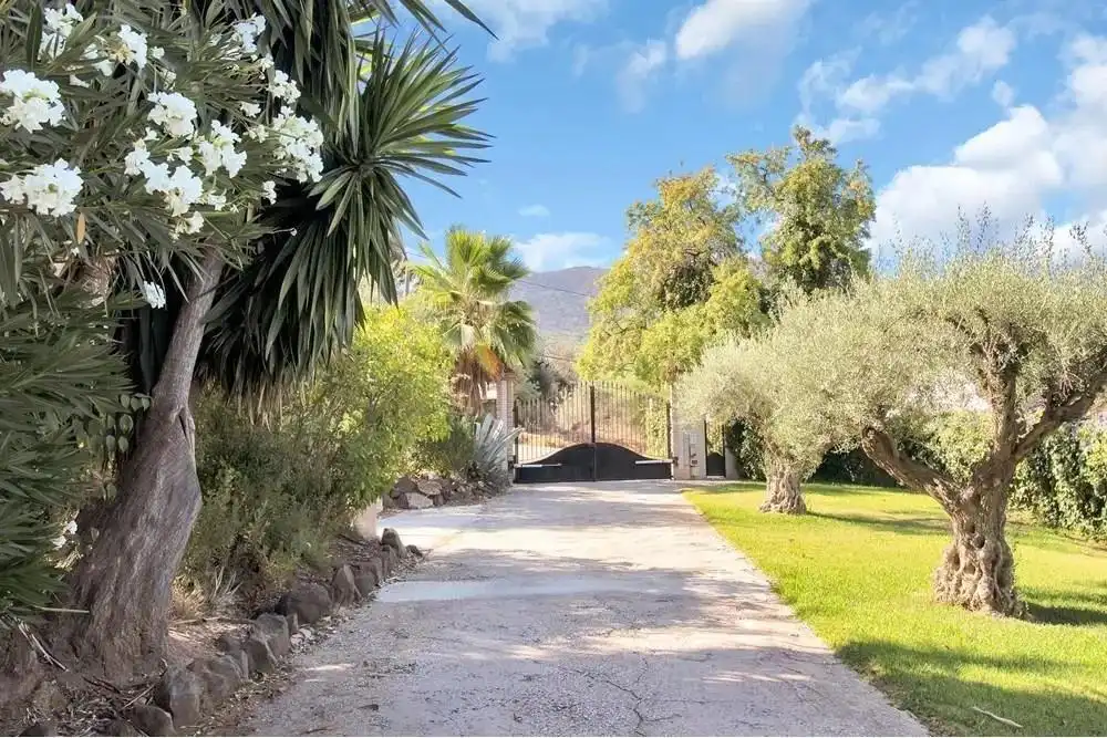 Vista exterior de Casa o chalet en venta en Alhaurín El Grande con Jardín privado y Piscina comunitaria