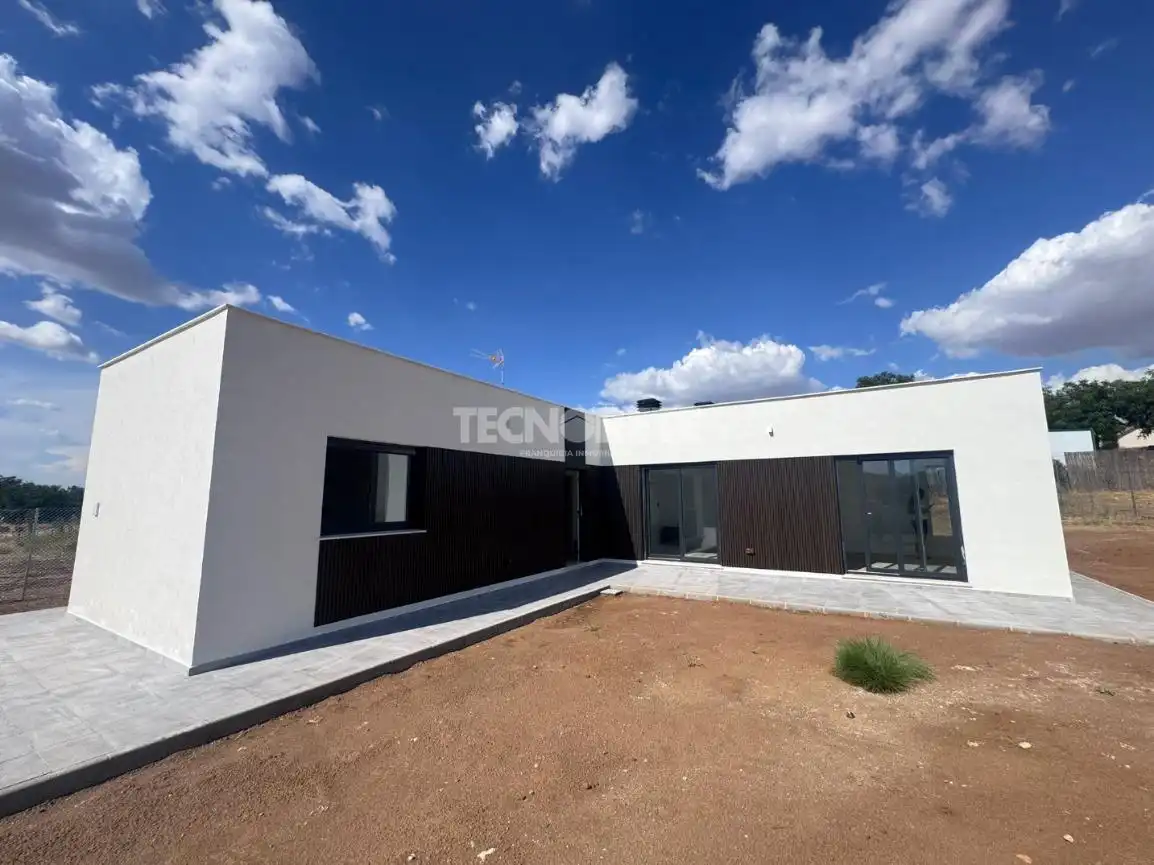 Exterior view of Houses for sale in Layos  with Air Conditioner and Heating