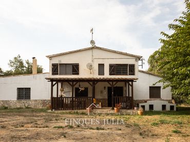 Casa amb piscina en venda a Montbarbat