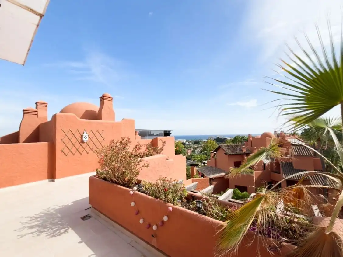 Vista exterior de Àtic de lloguer en Marbella amb Calefacció, Terrassa i Balcó