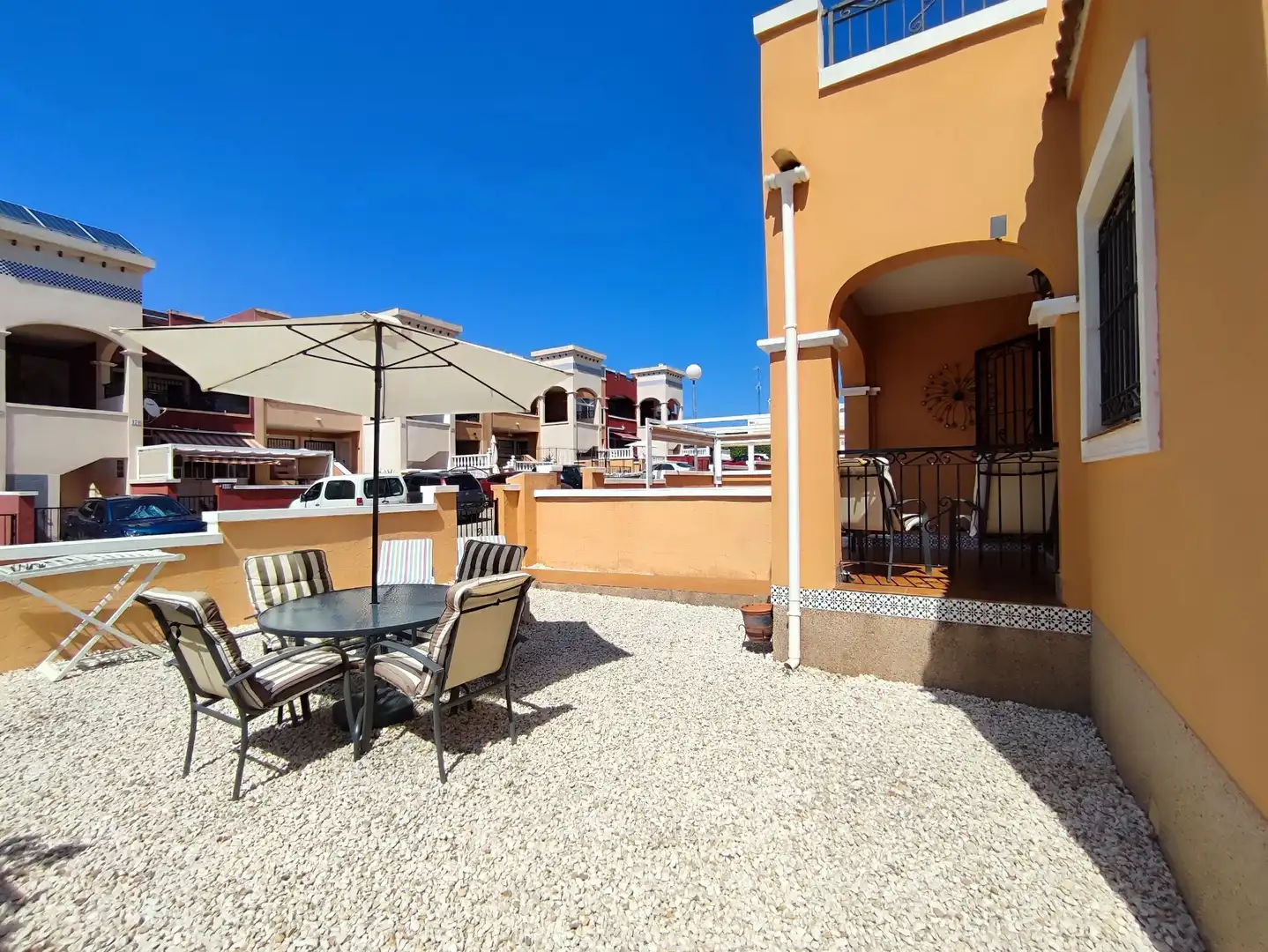 Terrasse von Einfamilien-Reihenhaus zum Verkauf in Orihuela mit Klimaanlage, Terrasse und Möbliert