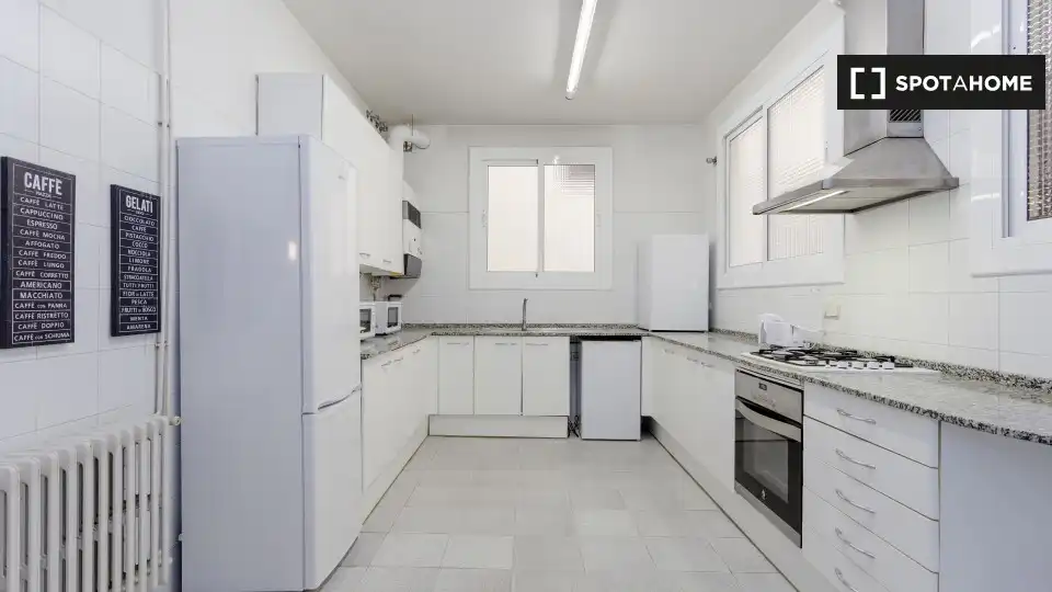 Cuina de Pis de lloguer en Barcelona amb Aire condicionat, Calefacció i Moblat
