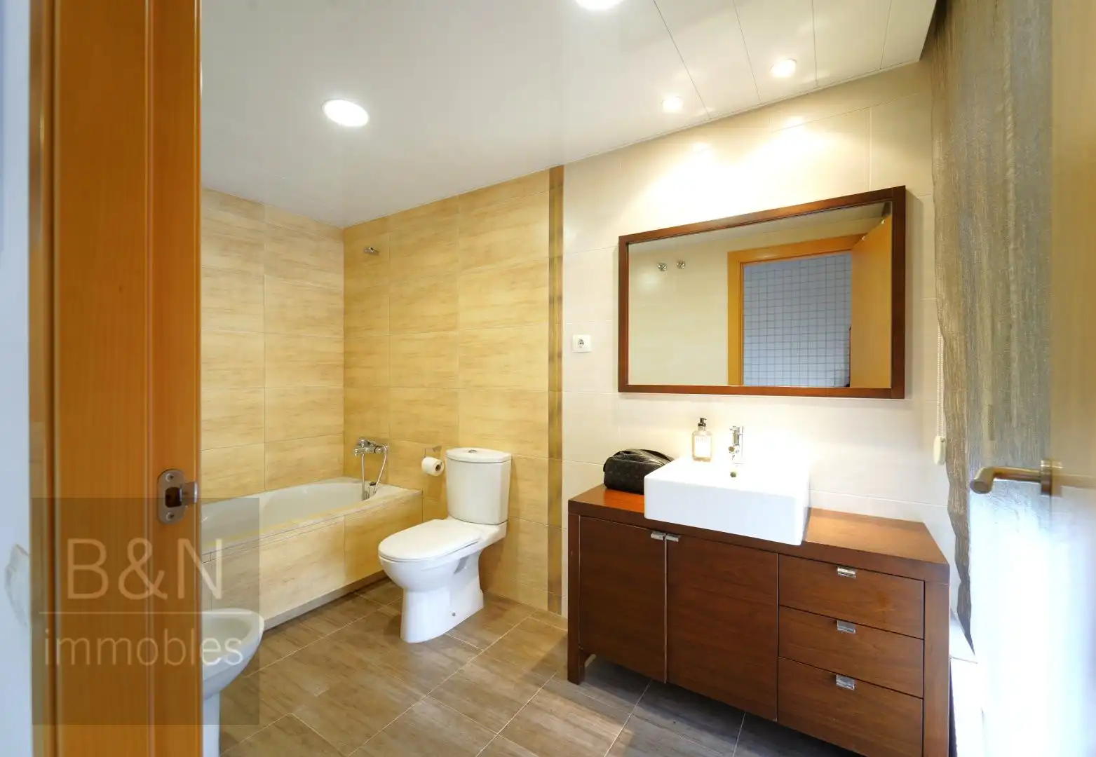 Baño de Piso en venta en Terrassa con Aire acondicionado, Calefacción y Piscina