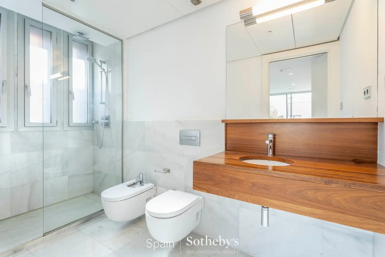 Baño de Casa adosada en venta en Madrid con Aire acondicionado, Calefacción y Jardín privado