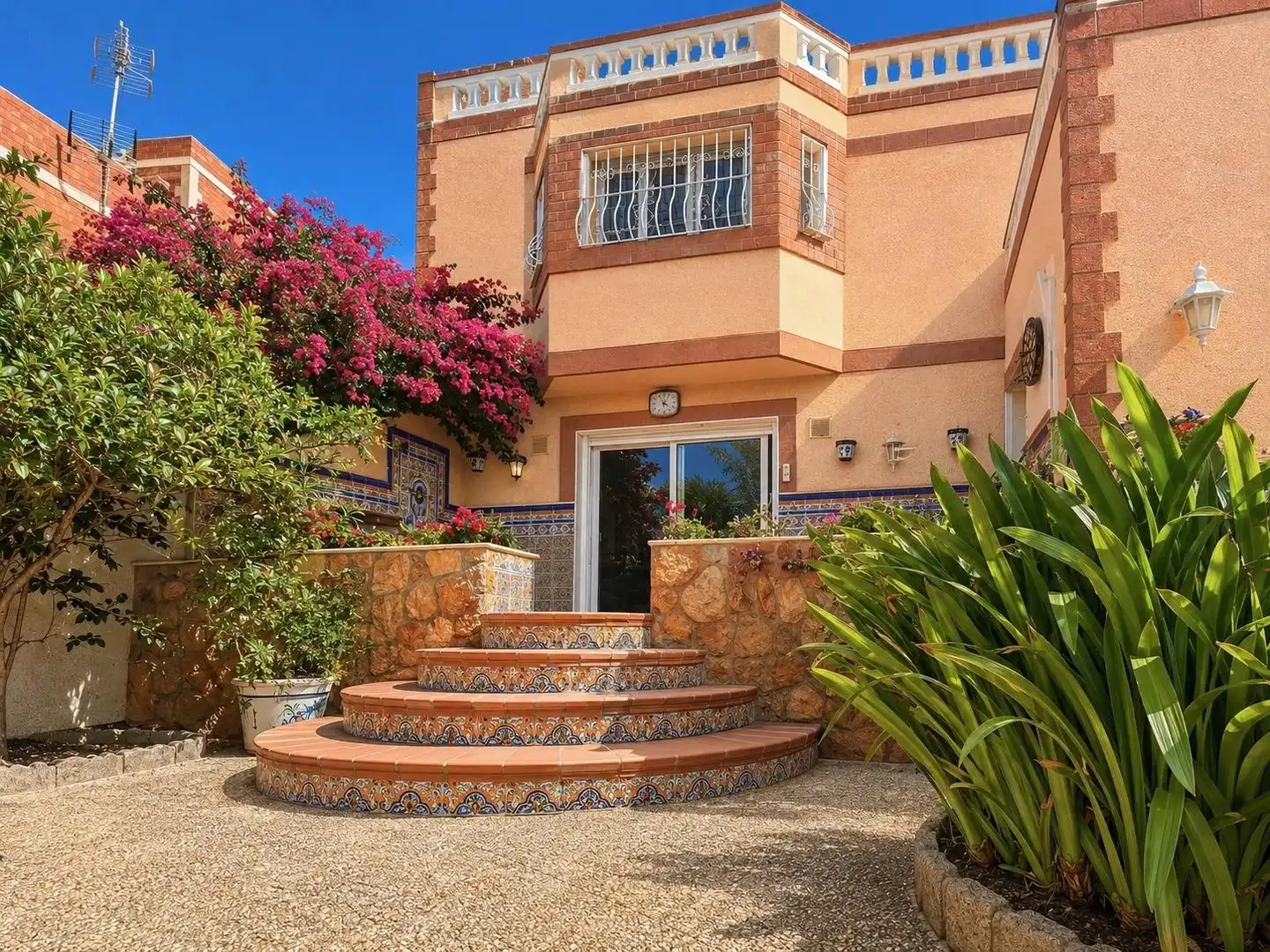 Vista exterior de Casa o xalet en venda en Roquetas de Mar amb Aire condicionat, Calefacció i Jardí privat