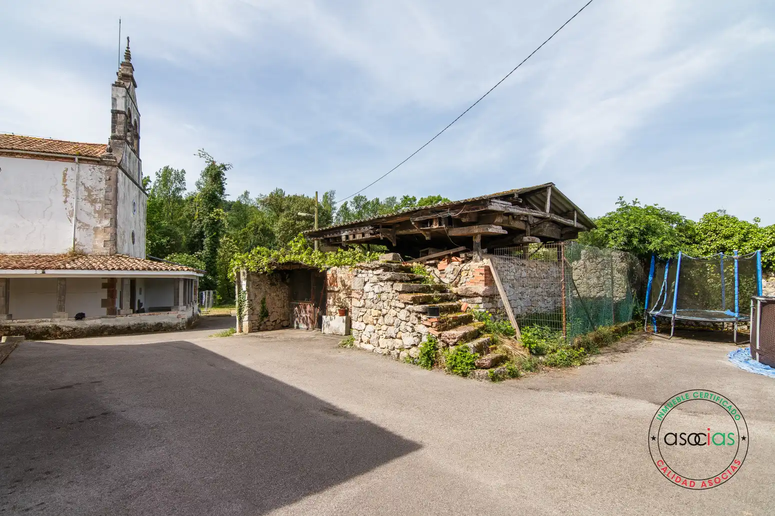Vista exterior de Casa o chalet en venta en Las Regueras   con Calefacción y Jardín privado