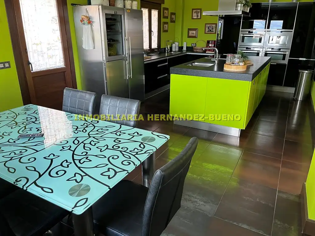 Cocina de Casa o chalet en venta en Carbajosa de la Sagrada con Aire acondicionado, Calefacción y Jardín privado