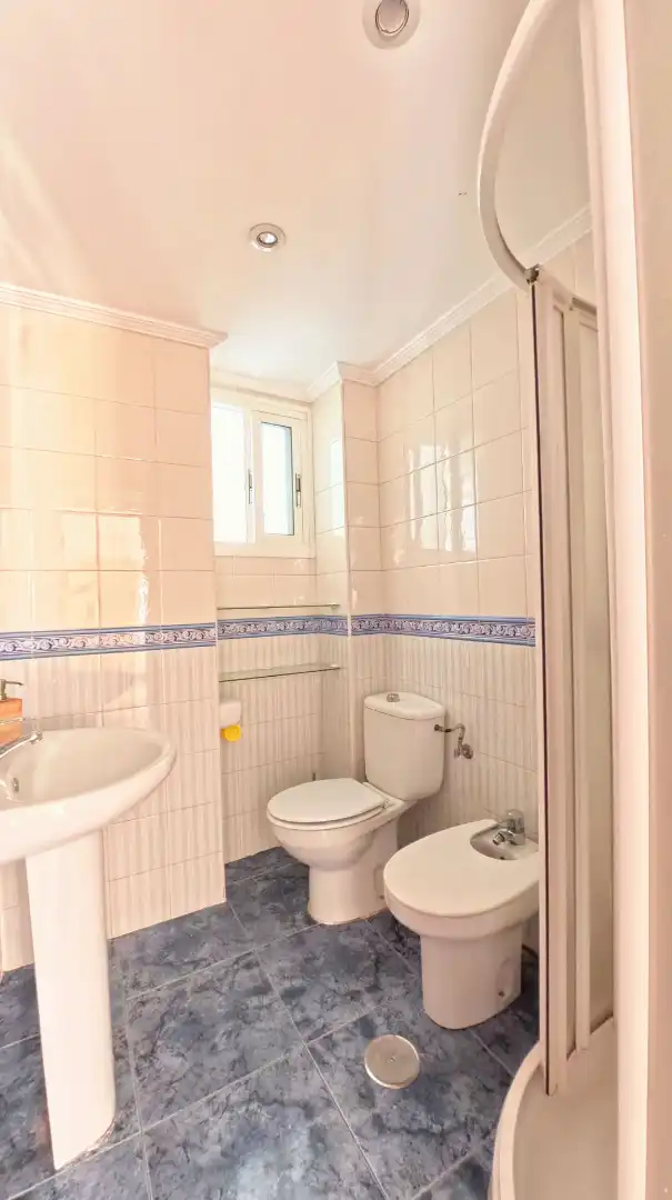 Bathroom of Flat for sale in Sevilla  with Air Conditioner, Furnished and Balcony