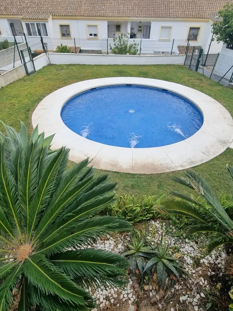 Piscina de Casa adosada en venda en Algeciras amb Jardí privat, Traster i Piscina comunitària