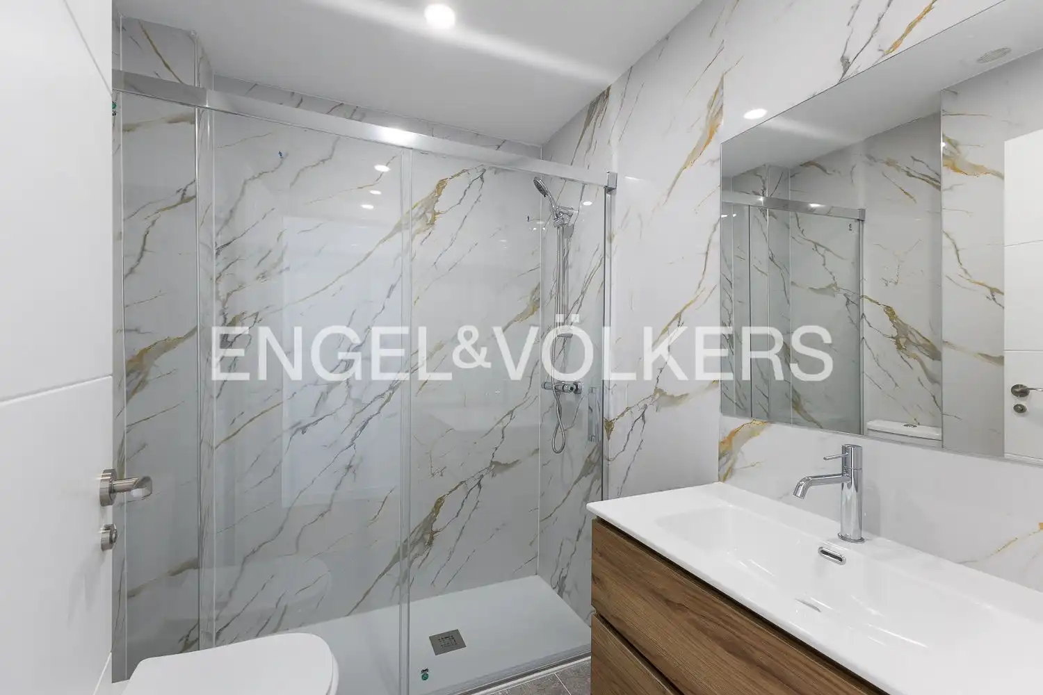 Baño de Piso en venta en Valencia con Calefacción y Balcón