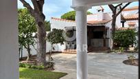 Vista exterior de Casa o xalet en venda en Chiclana de la Frontera amb Calefacció, Jardí privat i Terrassa