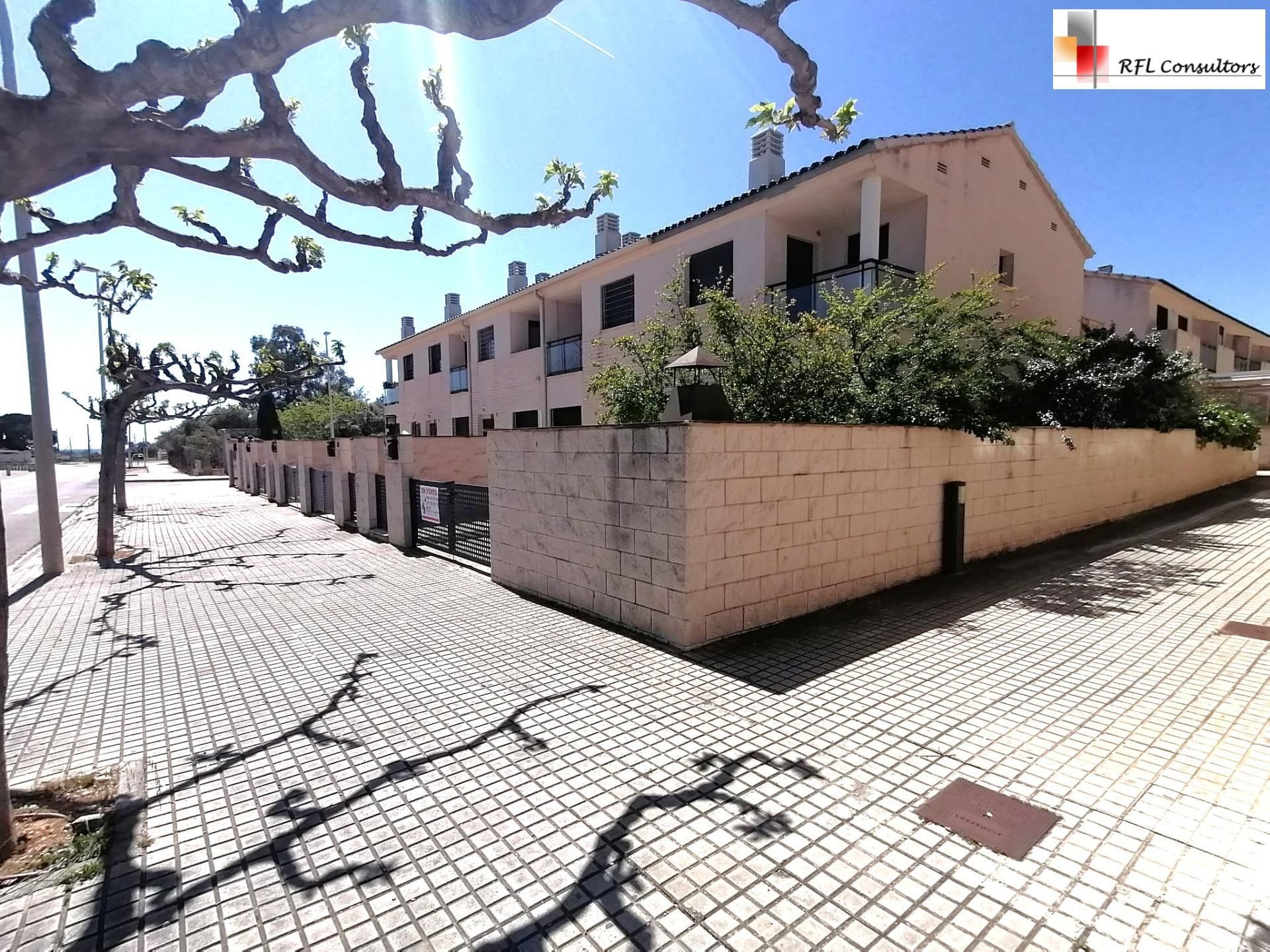 Vista exterior de Casa adosada en venda en Torreblanca amb Jardí privat, Terrassa i Piscina comunitària