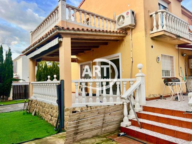 Casa-chalet en Venta en Montealegre
