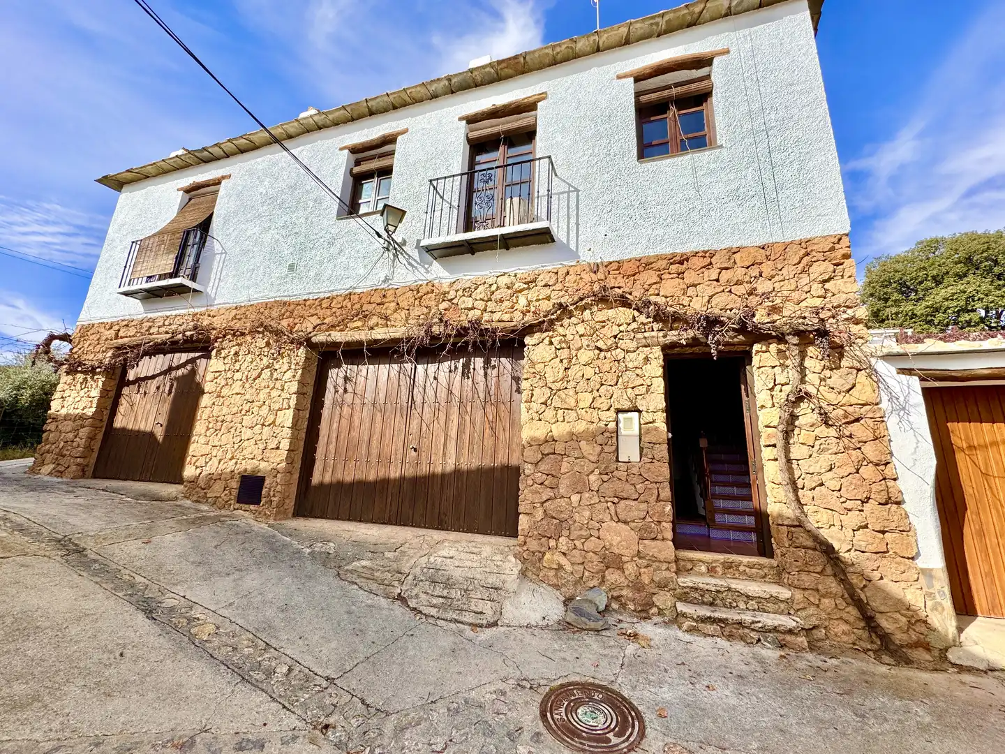 Exterior view of Buildings for sale in Juviles  with Alarm