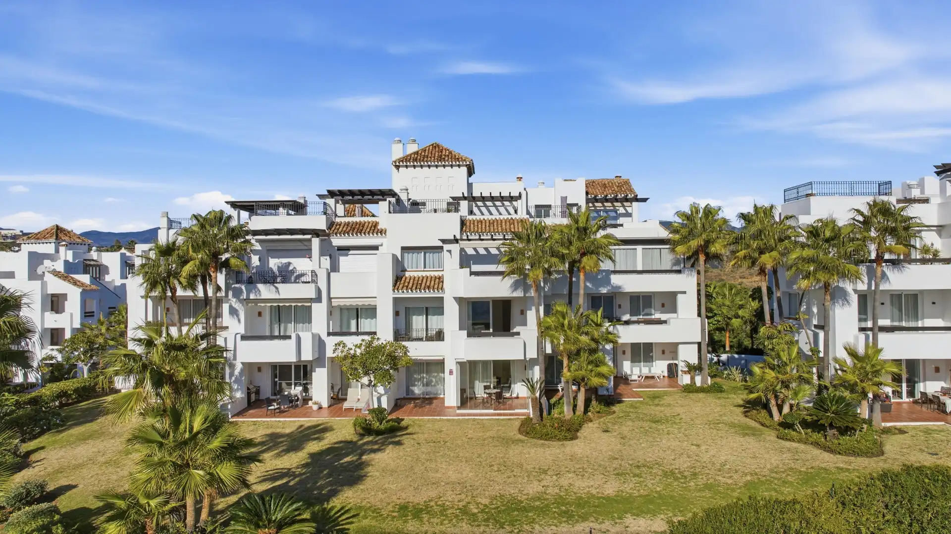 Außenansicht von Wohnungen zur Miete in Benahavís mit Klimaanlage, Terrasse und Schwimmbad