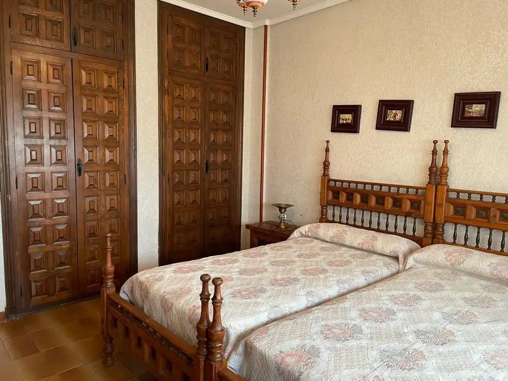 Dormitori de Casa o xalet en venda en Castañares de Rioja amb Calefacció, Jardí privat i Parquet