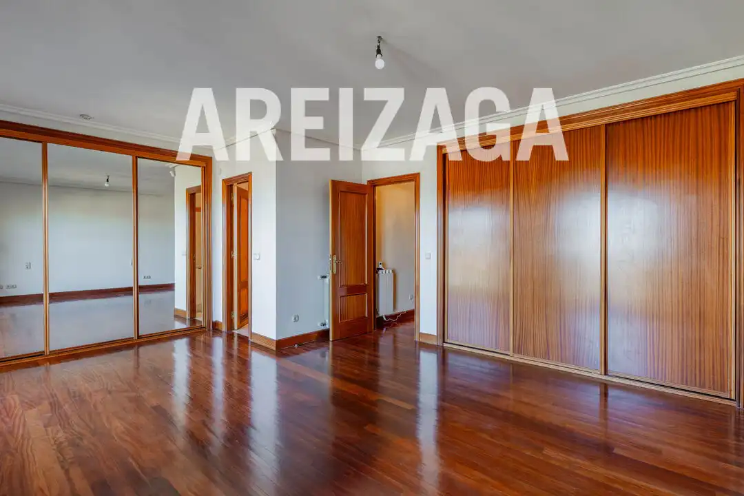 Dormitori de Casa o xalet en venda en Donostia - San Sebastián  amb Calefacció, Jardí privat i Terrassa