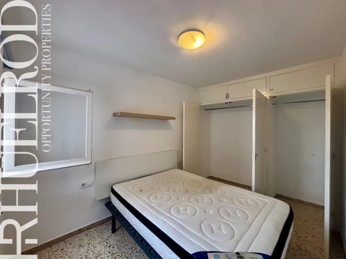 Schlafzimmer von Dachboden zum Verkauf in Calella mit Terrasse, Ofen und Internet