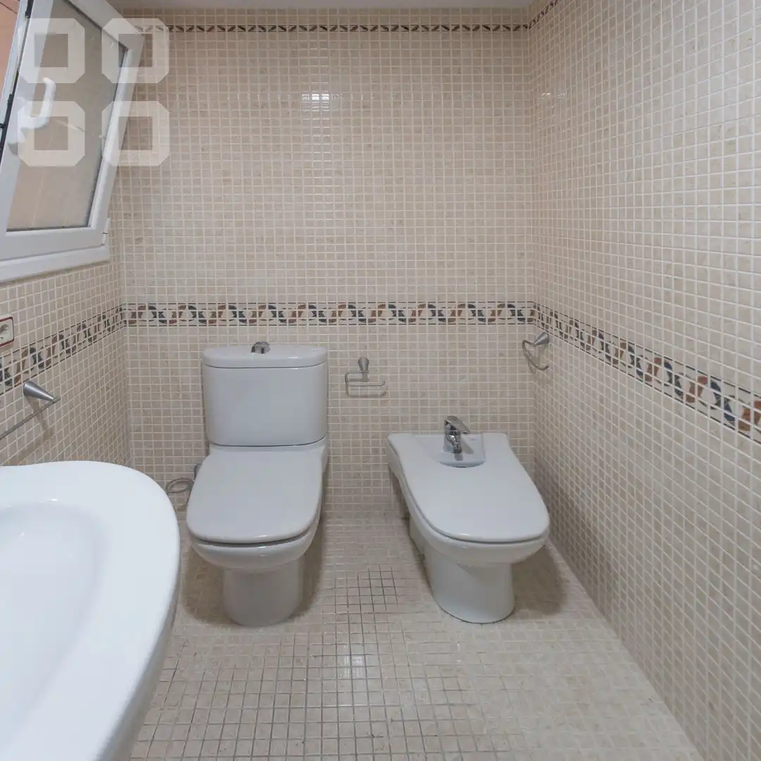 Baño de Piso en venta en L'Hospitalet de Llobregat con Parquet, Terraza y Balcón