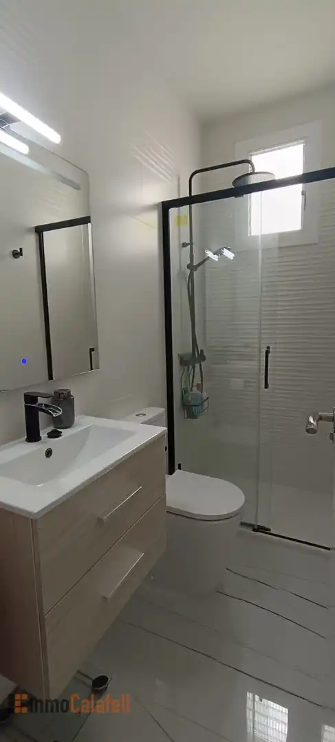 Badezimmer von Dachboden zum Verkauf in Calafell mit Klimaanlage, Heizung und Terrasse