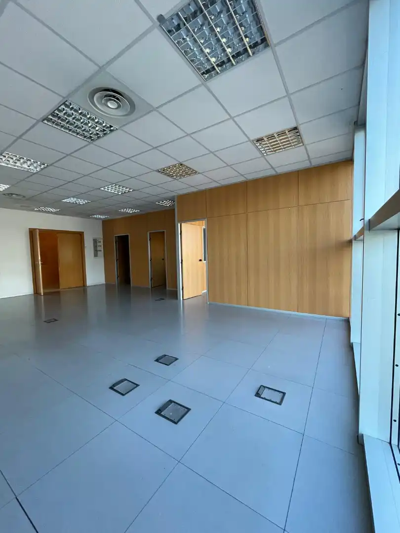 Büro zur Miete in Sant Cugat del Vallès mit Klimaanlage, Heizung und Internet