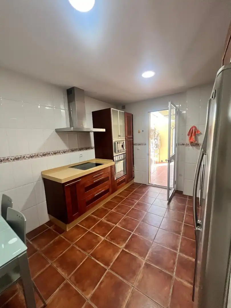 Cuina de Casa o xalet en venda en Los Barrios amb Aire condicionat, Jardí privat i Terrassa