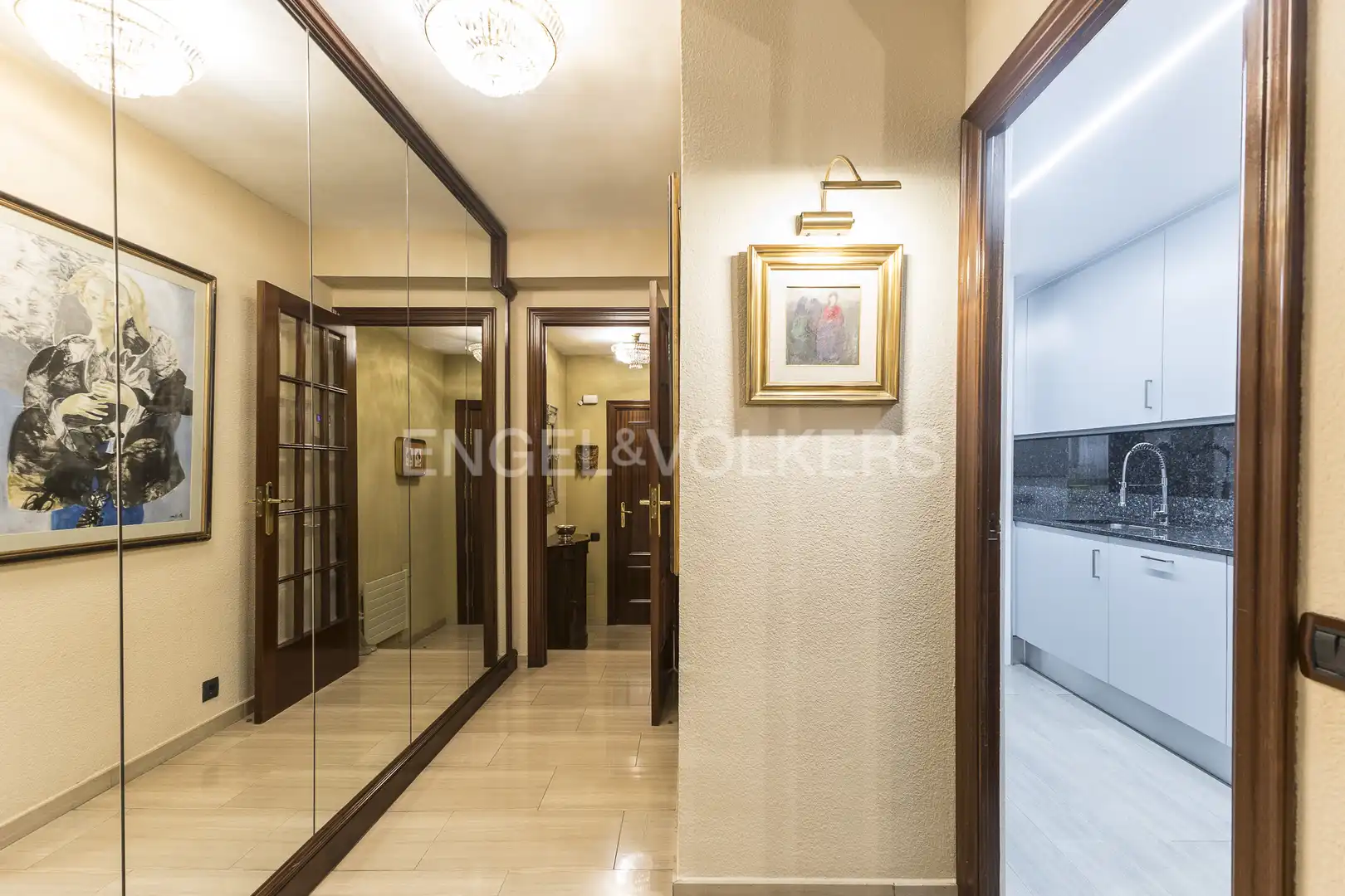 Einfamilien-Reihenhaus zum Verkauf in Barcelona mit Heizung, Privatgarten und Parkett
