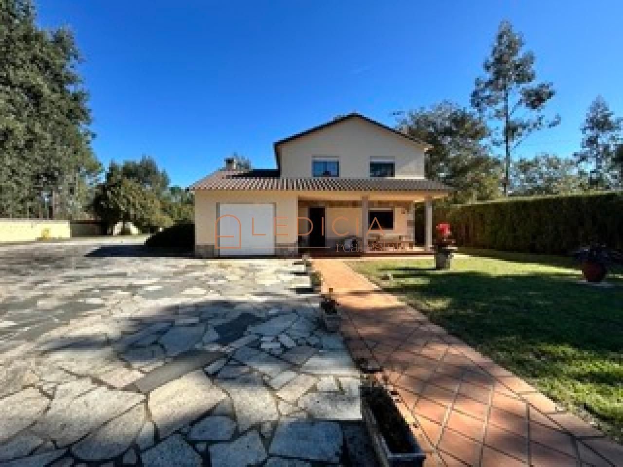 Vista exterior de Casa o xalet en venda en Tomiño amb Calefacció, Jardí privat i Terrassa