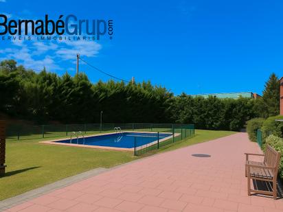 Piscina de Casa adosada en venda en Canovelles amb Aire condicionat, Calefacció i Jardí privat