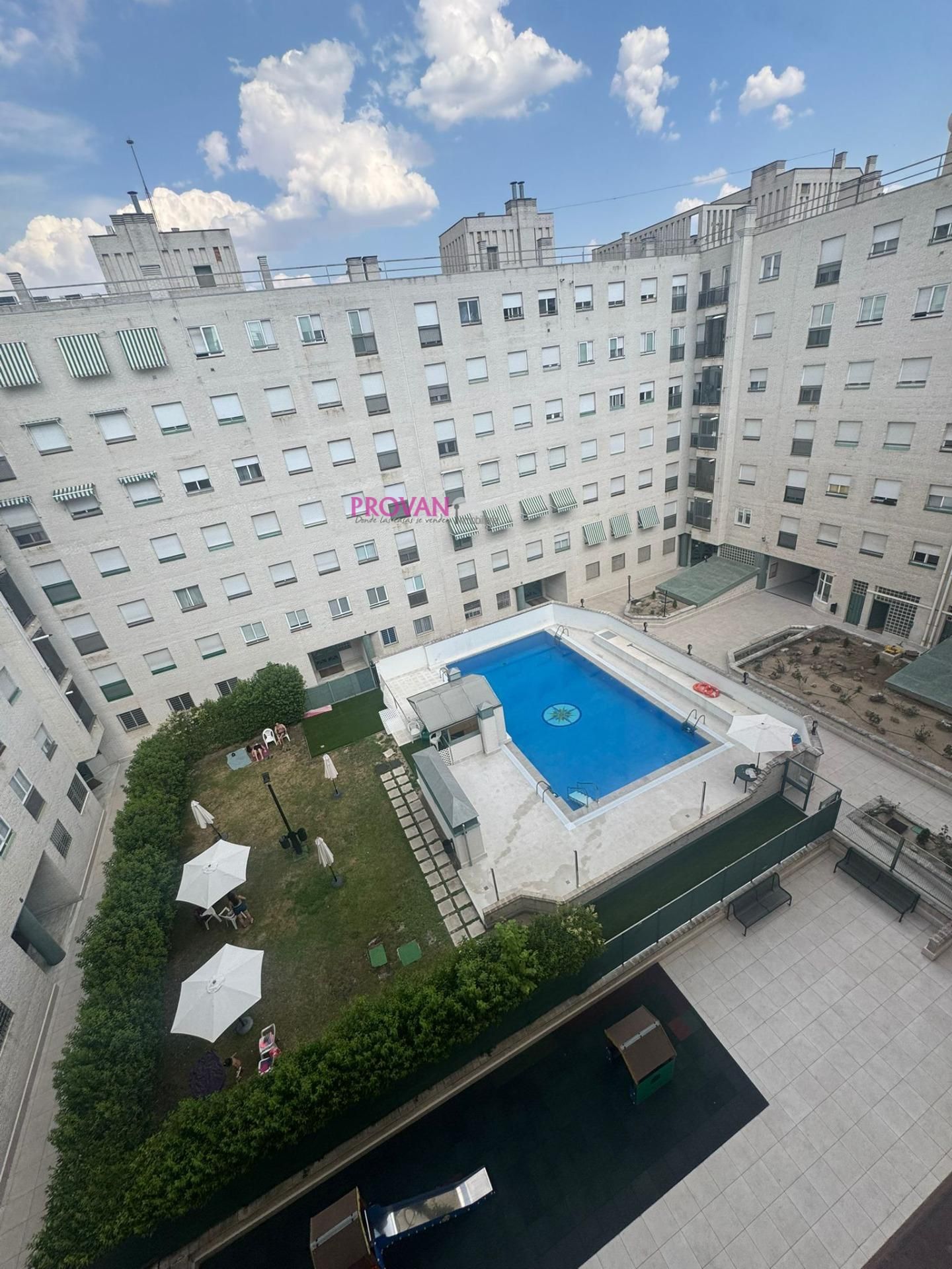 Piscina de Apartament en venda en  Madrid Capital amb Calefacció i Piscina comunitària