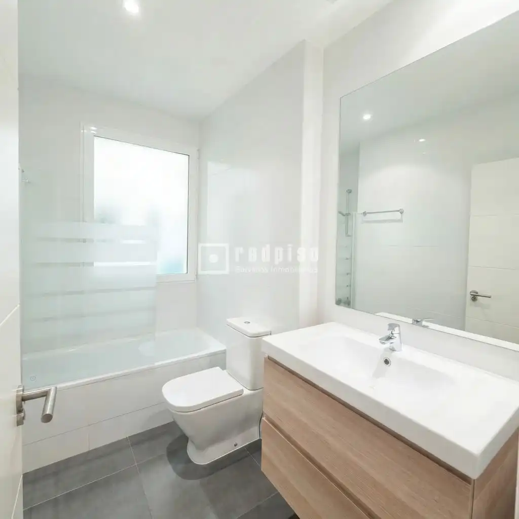 Bathroom of Flat for rent in Madrid  with Heating, Private garden and Parquet flooring