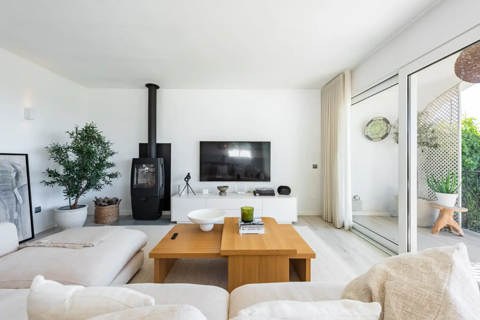Sala d'estar de Casa adosada en venda en Istán amb Aire condicionat, Jardí privat i Terrassa