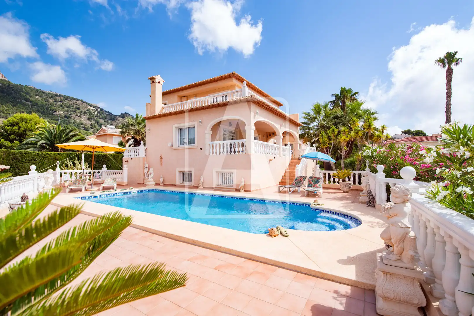 Vista exterior de Casa o xalet en venda en Calpe / Calp amb Aire condicionat, Calefacció i Jardí privat