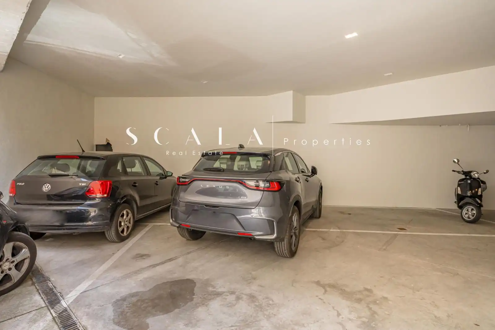 Aparcament de Dúplex de lloguer en Madrid amb Aire condicionat, Calefacció i Jardí privat