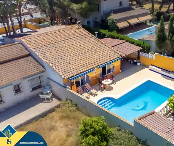 Vista exterior de Casa o xalet en venda en Torrevieja amb Jardí privat, Terrassa i Moblat
