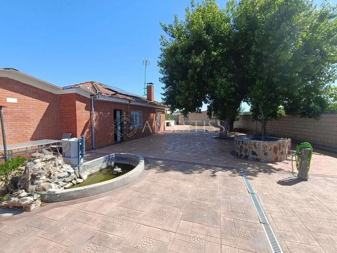 Vista exterior de Casa o xalet en venda en El Viso de San Juan amb Aire condicionat, Calefacció i Jardí privat