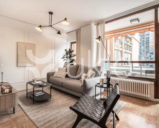 Sala d'estar de Apartament de lloguer en  Madrid Capital amb Aire condicionat i Balcó