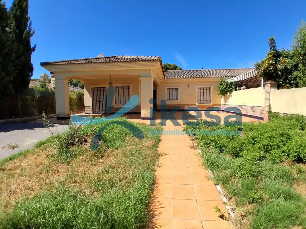Vista exterior de Casa adosada en venda en El Portil amb Piscina comunitària