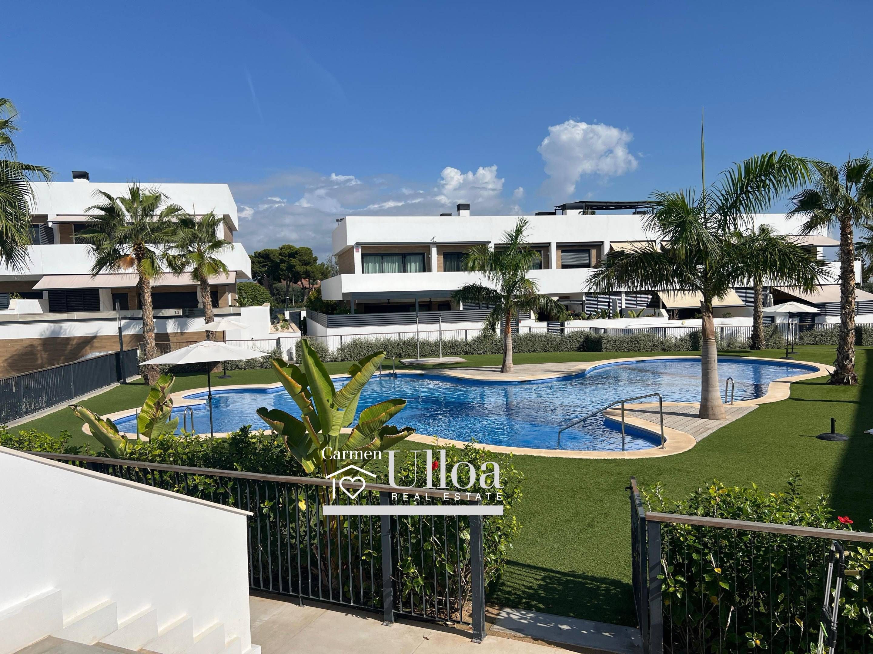 Vista exterior de Casa adosada en venda en Alicante / Alacant amb Aire condicionat, Jardí privat i Terrassa