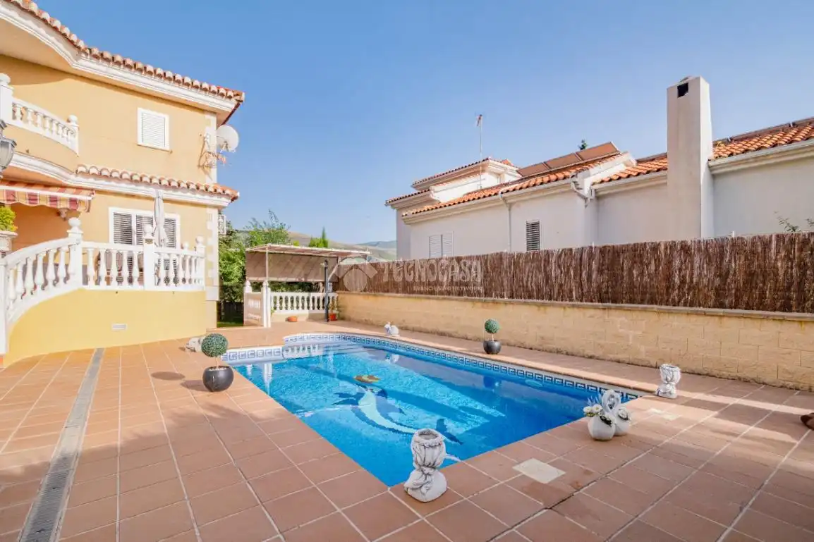 Exterior view of Houses for sale in Cenes de la Vega  with Terrace and Swimming Pool