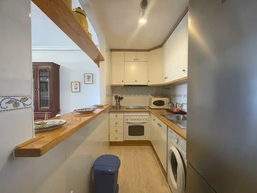 Cuina de Apartament en venda en Torrevieja amb Aire condicionat, Terrassa i Moblat