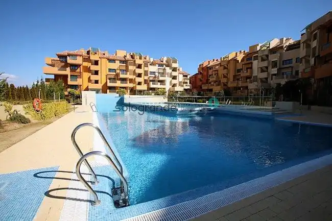 Schwimmbecken von Wohnungen zur Miete in Sotogrande mit Klimaanlage, Heizung und Terrasse