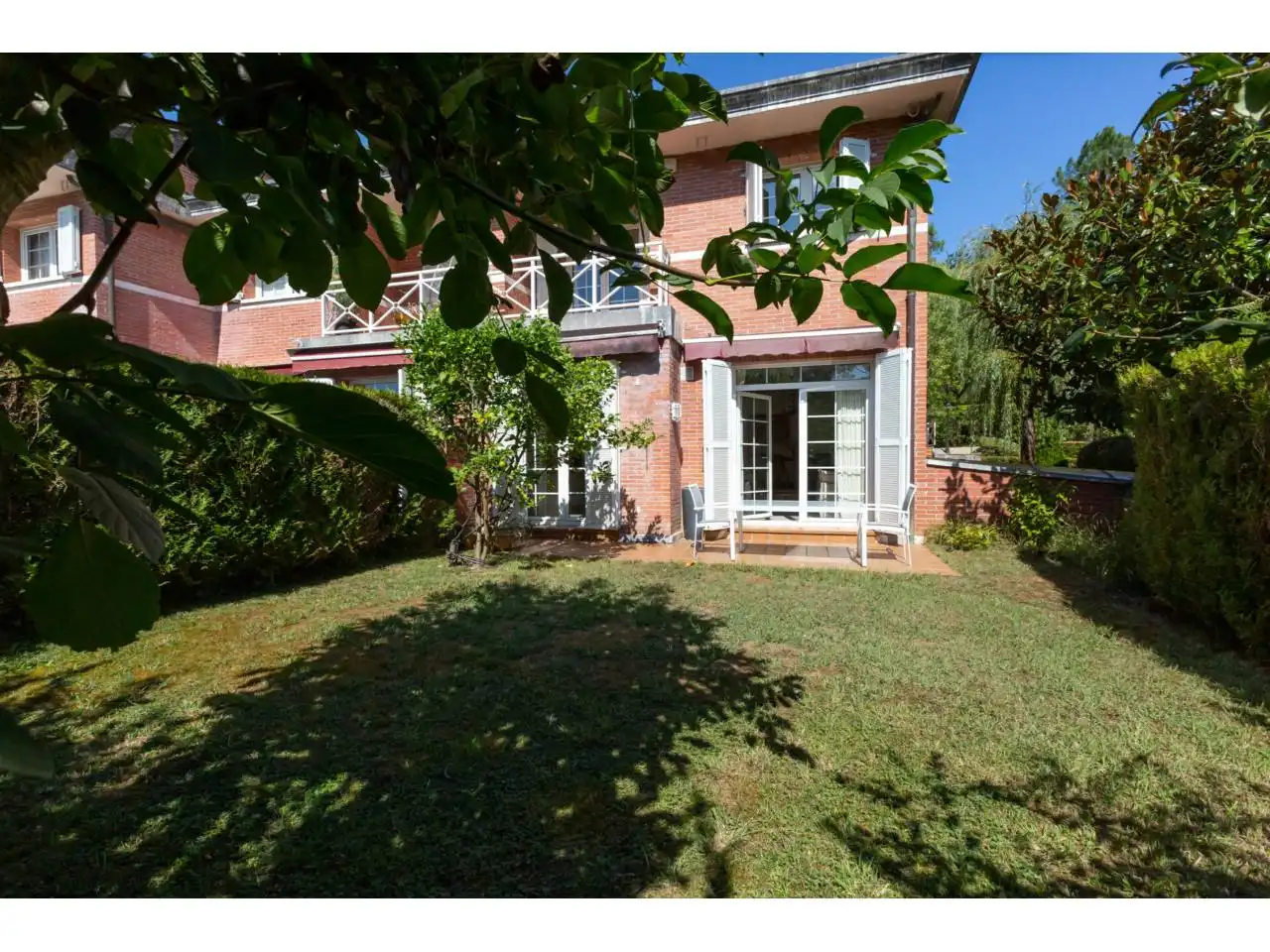 Adosado con jardín en venta en Calle Urbide