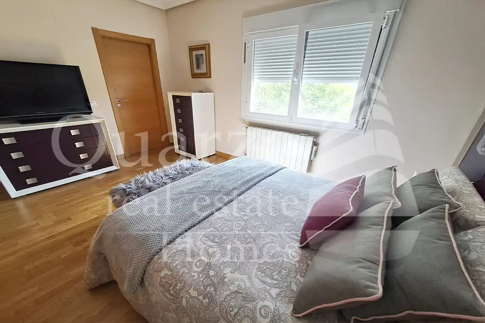 Habitación de Casa adosada en venta en Plasencia con Calefacción, Terraza y Balcón