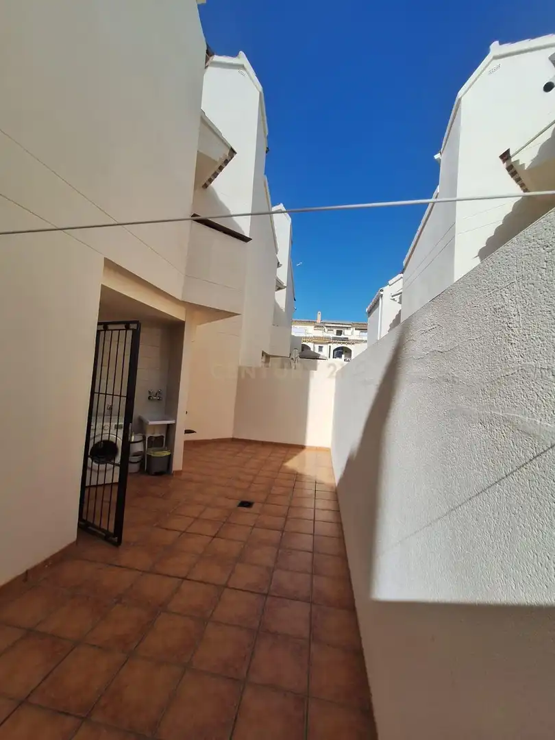 Vista exterior de Casa adosada de alquiler en Marbella con Aire acondicionado, Trastero y Piscina