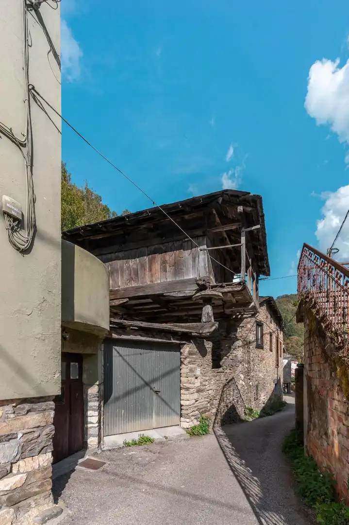 Vista exterior de Casa o xalet en venda en Cangas del Narcea amb Calefacció, Jardí privat i Terrassa