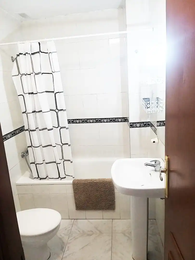 Baño de Apartamento de alquiler en Granada con Amueblado, Lavadora y Microondas