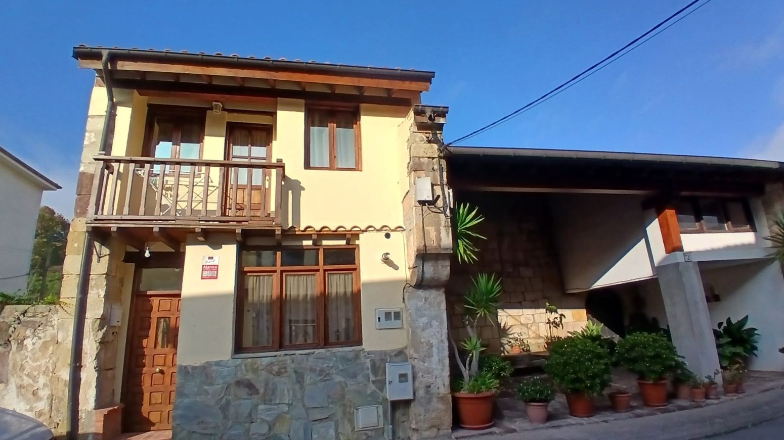 Vista exterior de Casa o xalet en venda en Cabezón de la Sal amb Calefacció i Moblat